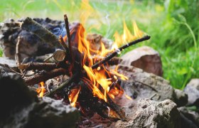 Grillen am Lagerfeuer Familie Trenker, © CCO Creative Commons