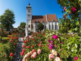 Wehrkirche mit Rosengarten in Kirchschlag, © Wiener Alpen in Niederösterreich