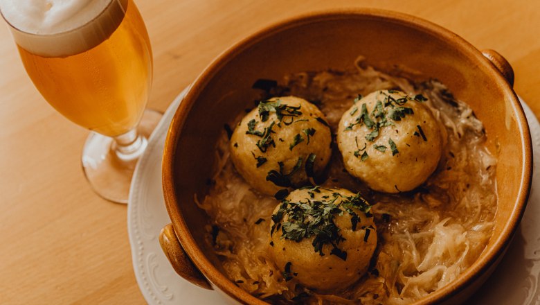 Hausgemachte Grammelknödel mit Sauerkraut, © Niederösterreich Werbung/Klaus Engelmayer