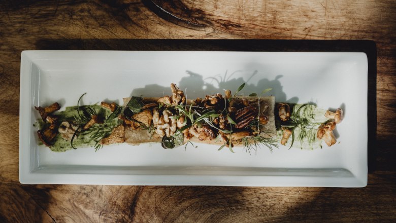 Sautierte Eierschwammerl mit Pecannuss, Waldkräutern, Wurzelbrot, © Niederösterreich Werbung/Sophie Menegaldo