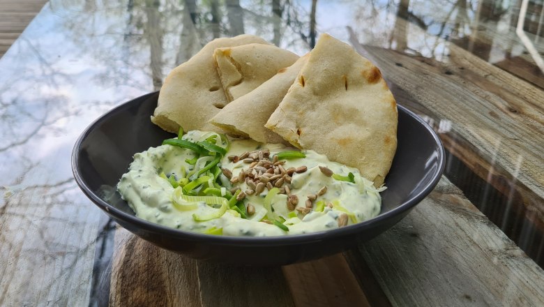 Frischer Pizzateig mit Aufstrich zum Dippen, © das Turmcafé - Gemeinde Schwarzenbach