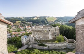 Blick vom Feuerturm auf die Burgruine Kirchschlag, © Wiener Alpen, Franz Zwickl