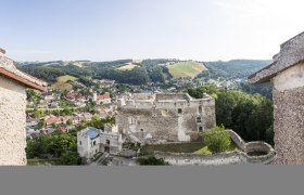 Blick vom Feuerturm auf die Burgruine Kirchschlag, © Wiener Alpen, Franz Zwickl