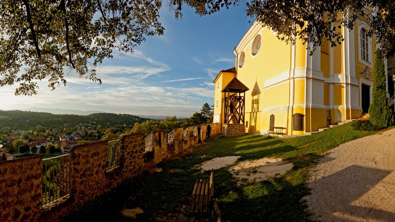 Blickplatz Bergkirche Pitten, © Wiener Alpen, Foto: Franz Zwickl