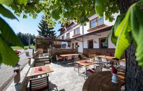 Gemütlicher Gastgarten "Zum Fally" - ausgezeichnet Essen und gepflegt nächtigen, © Wiener Alpen in Niederösterreich - Wechsel