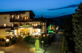 VITALZEIT-HOTEL-WEBER_Aussenansicht-Nacht_©-Michael-Giefing_komp, © Michael-Giefing