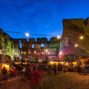 Weihnachtsstimmung auf der Ruine Kirchschlag, © Wiener Alpen, Christian Kremsl