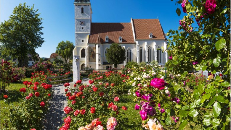 Wehrkirche mit Rosengarten in Kirchschlag, © Wiener Alpen/Walter Strobl