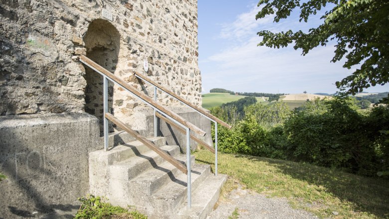 Feuerturm der Burgruine Kirchschlag, © Wiener Alpen, Franz Zwickl