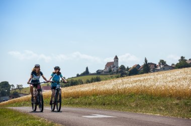 E-Bike Strecke mit Wehrkirche, © Wiener Alpen, Martin Fülöp