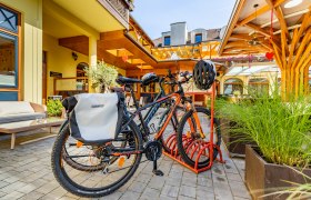 Fahrradparkplatz beim Hotel Post-Hönigwirt, © Wiener Alpen/Martin Fülöp