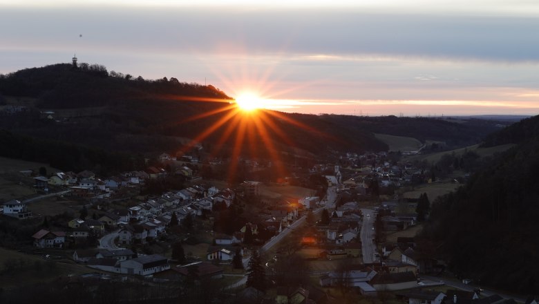 Sonnenaufgang hinterm Keltenberg, © Marktgemeinde Schwarzenbach, Helmut Karner