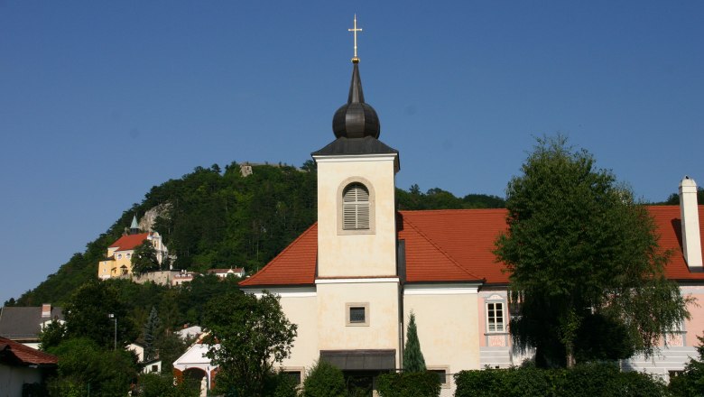 Pfarrhof Pitten von Süden mit Berg- und Felsenkirche im Hintergrund, © Thermengemeinden