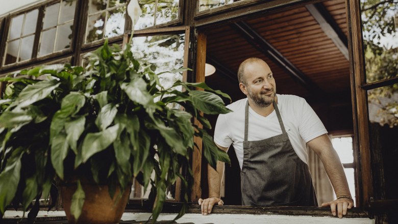 Wirt Andreas Unger schaut auf seine Gäste, © Niederösterreich Werbung/Sophie Menegaldo