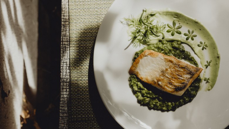 Zanderfilet auf Zitronengras, Spinat-Risotto mit Basilikumcreme, © Niederösterreich Werbung/Sophie Menegaldo